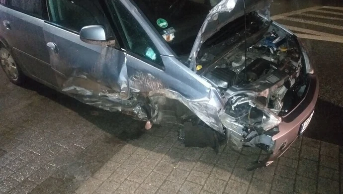 Wjechał w kamienicę, spowodował wyciek gazu i uciekł