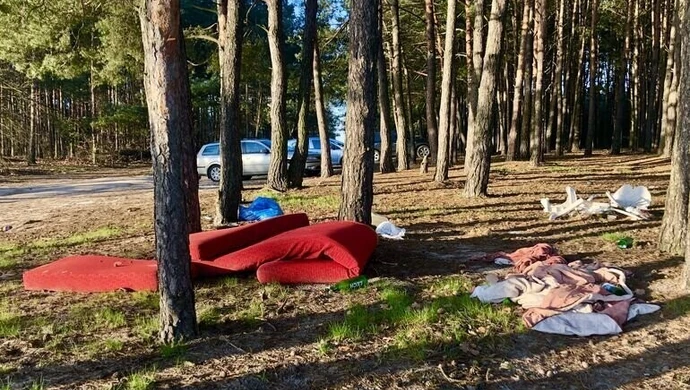 Lasy nadal toną w śmieciach