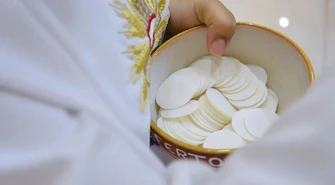 Dalszy ciąg sprawy 13-latka, który wypluł hostię. Księża mogą stanąć przed sądem