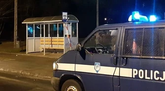 Zdenerwowali go koledzy. Najpierw zdemolował przystanek, potem ukradł butelkę piwa