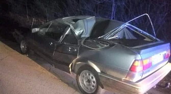 Chciał przejechać prawie 60 km autem zgniecionym przez drzewo