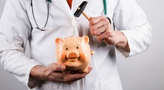 Raport: Polacy wydają niemal 10 mld zł rocznie na zdrowie z własnej kieszeni