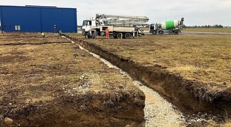 Powstaje kilka nowych hangarów na piotrkowskim lotnisku