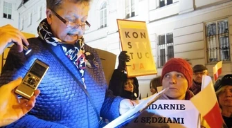 &#8222;Kneblowanie sądów &#8211; rozwód z Europą&#8221;. Przed sądem w Piotrkowie znów protestowali