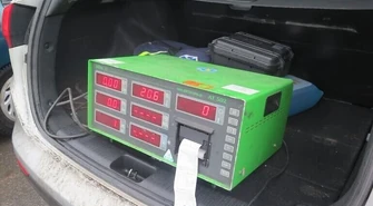 Policjanci sprawdzają emisję spalin