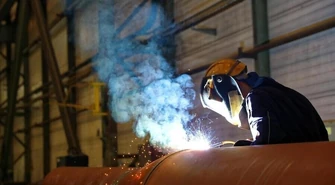 Elektrycy, spawacze i pielęgniarki bardziej potrzebni niż ekonomiści