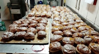 W tłusty czwartek Polacy zjedzą ok. 7 tys. ton pączków. Średnio po 2,5 pączka na osobę