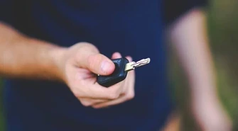 Metodą &#8222;na walizkę&#8221; ukradli bmw