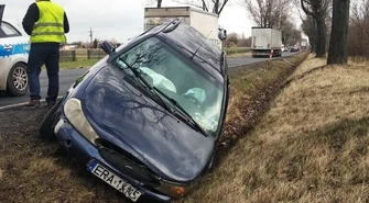 Wypadek między Rozprzą a Niechcicami. Osobówka w rowie