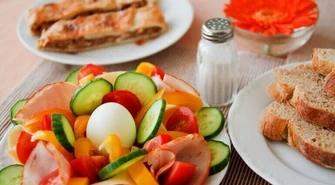 Jedz obfite śniadanie zamiast dużego obiadu - radzą naukowcy