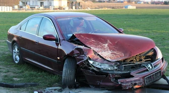 Samochód osobowy uderzył w tira