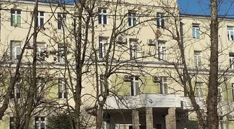 Starosta uspokaja kobiety w ciąży