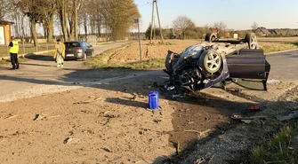 Wypadek w Kole. Kierowca uderzył w drzewo (FILM)