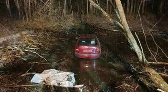 Wypadek samochodowy w Woli Bykowskiej. Kierujący uciekł z miejsca zdarzenia