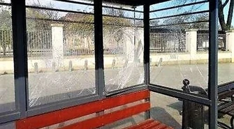 Zniszczył wiatę i witrynę. Może trafić za kratki