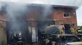 Pożar w zakładzie mechaniki pojazdowej w Kałku