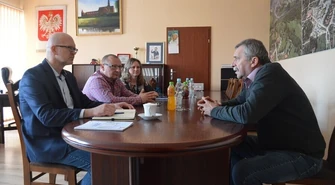 Firma odbierająca odpady na dywaniku u burmistrza