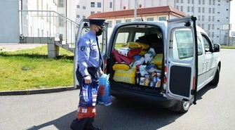 Funkcjonariusze Aresztu Śledczego przekazali karmę dla bezdomnych zwierząt