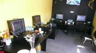 Zlikwidowali nielegalny salon gier hazardowych przy S8