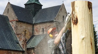 Rzeźbiarze z Europy na plenerze w Sulejowie