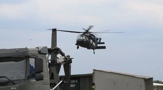 Dwa śmigłowce Black Hawk wylądowały w Piotrkowie