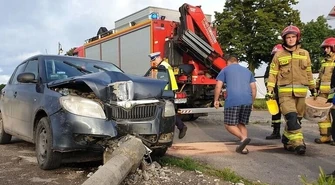 Uderzył w słup na pustym placu