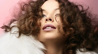 Rozczesywanie włosów kręconych &#8211; jak robić to poprawnie?