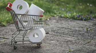 Sklepy nie są w stanie samodzielnie wyegzekwować od klientów noszenia masek