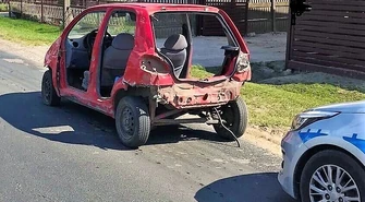 Jechał bez drzwi i klapy bagażnika, za to z promilami