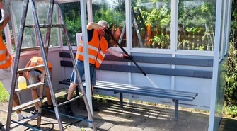 W Piotrkowie dezynfekują wiaty przystankowe