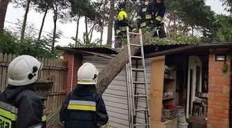 Zerwane dachy i powalone drzewa, czyli krajobraz po burzy [AKTUALIZACJA]