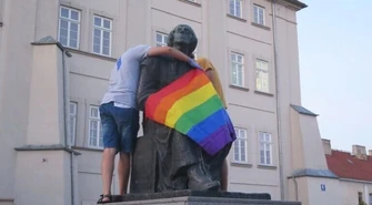 Kolorowa flaga jednak znieważa?