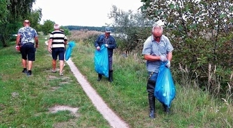 Sprzątanie jeziora zakończyli &#8222;karpikiem&#8221;