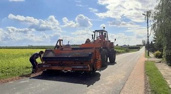 Nowy asfalt na drodze w Witowie