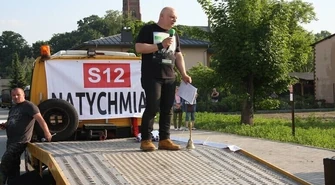 Trumna i znicze przy drodze. Walka o S12 trwa