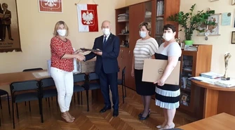 Nowy sprzęt znów trafi do szkół. &#8222;Zdalna szkoła&#8221; w gminie Moszczenica