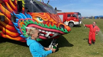 Smok nad Piotrkowem... przywitali go na lotnisku [WIDEO]