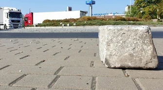 Kierowcy ciężarówek zniszczyli rondo