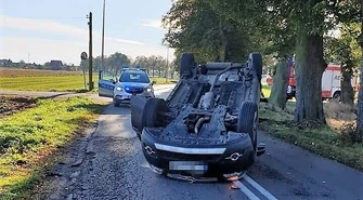 Osobówka dachowała po zderzeniu
