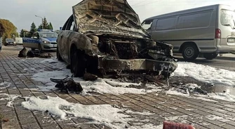 Kolizja przy szkole w Bujnach. Spłonął ford