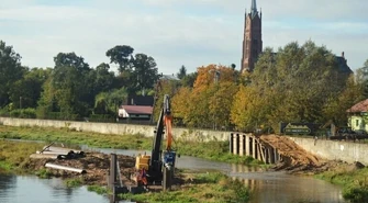 Sulejów: Powoli wyłania się fundament kładki