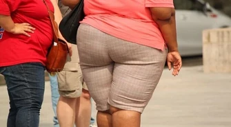 Otyłość powszechnie zwiększa ryzyko powikłań podczas COVID-19