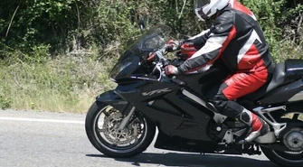Śmiertelność motocyklistów na drodze jest prawie 6-krotnie wyższa niż wśród kierowców i pasażerów osobówek