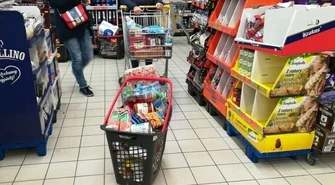 Część sieci spożywczych zmieniła czas pracy swoich sklepów