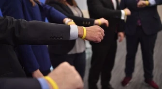 Ruszył projekt "stop2covid". Kolorowe opaski promują zachowywanie dystansu społecznego