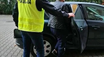 Oszustwa i podrabianie dokumentów. 87 zarzutów dla pracownicy sądu z Tomaszowa