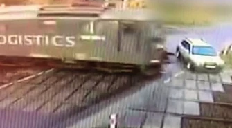 Zderzenie osobówki z pociągiem [WIDEO]