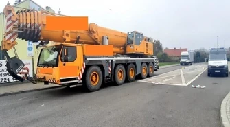 Bez zezwolenia jechał DK 74. Dźwig ważył prawie 60 ton