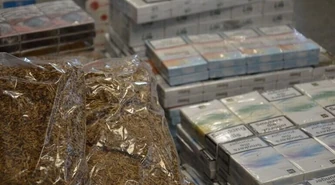 Funkcjonariusze KAS z Piotrkowa zlikwidowali magazyn i przejęli transport nielegalnych papierosów