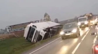 Tir w rowie, utrudnienia na DK91 [video]